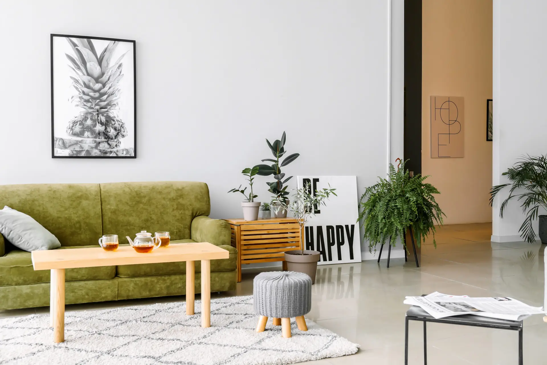 Välstädad vardagsrum efter professionell städservice för ett fräscht och rent hem.