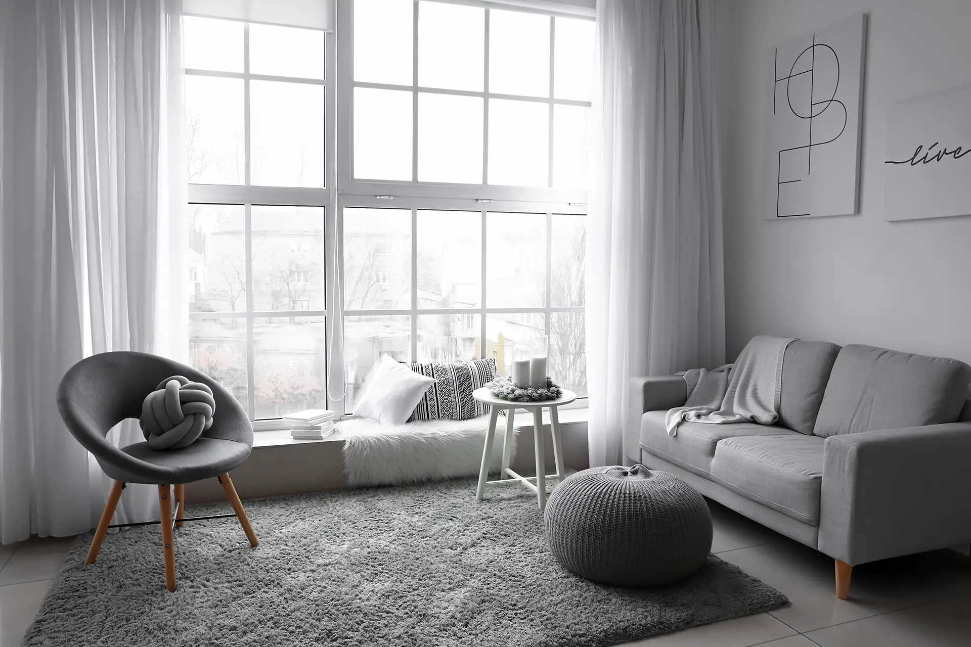 En minimalistisk och välstädad vardagsrum med soffa efter professionell städservice.